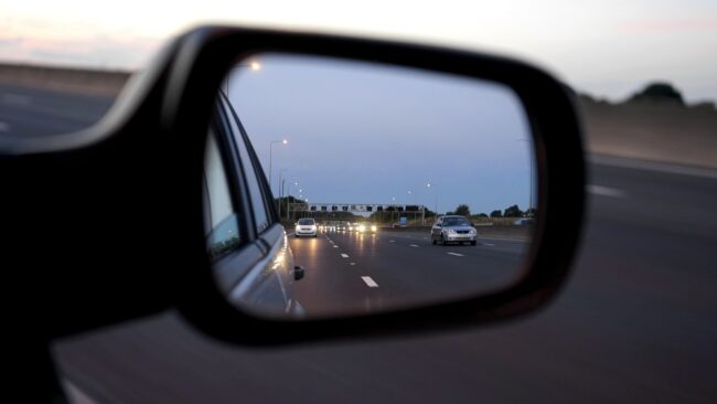 Retroviseur voiture autoroute